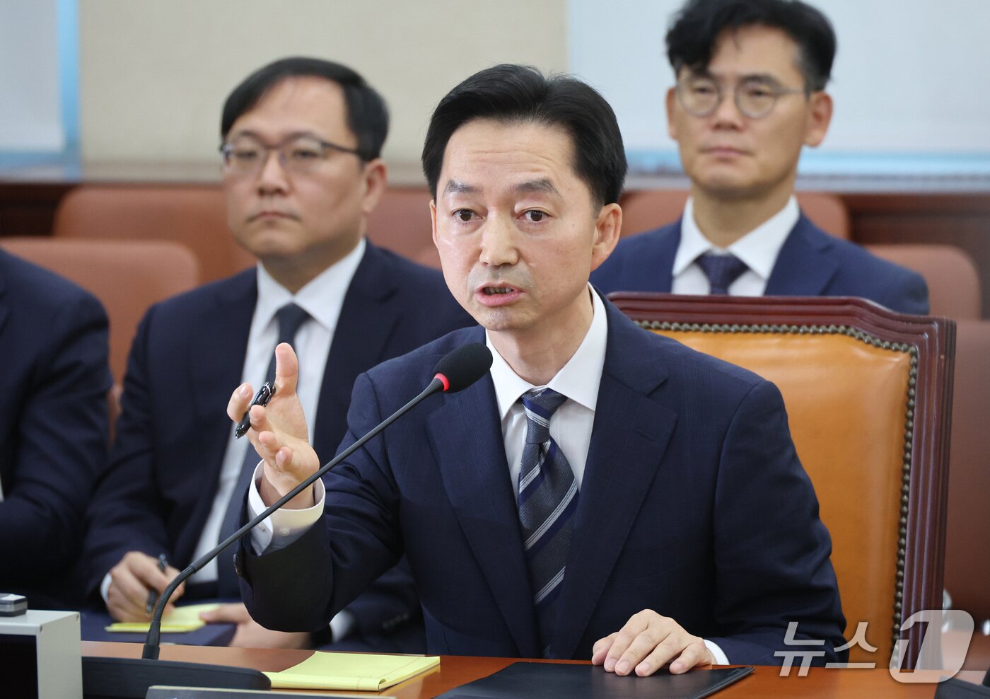 본문 이미지 - 김지용 중대범죄수사청장 후보자가 14일 서울 여의도 국회에서 열린 행정안전위원회 인사청문회에서 의원 질의에 답변하고 있다. 2026.10.14 ⓒ 뉴스1 신웅수 기자