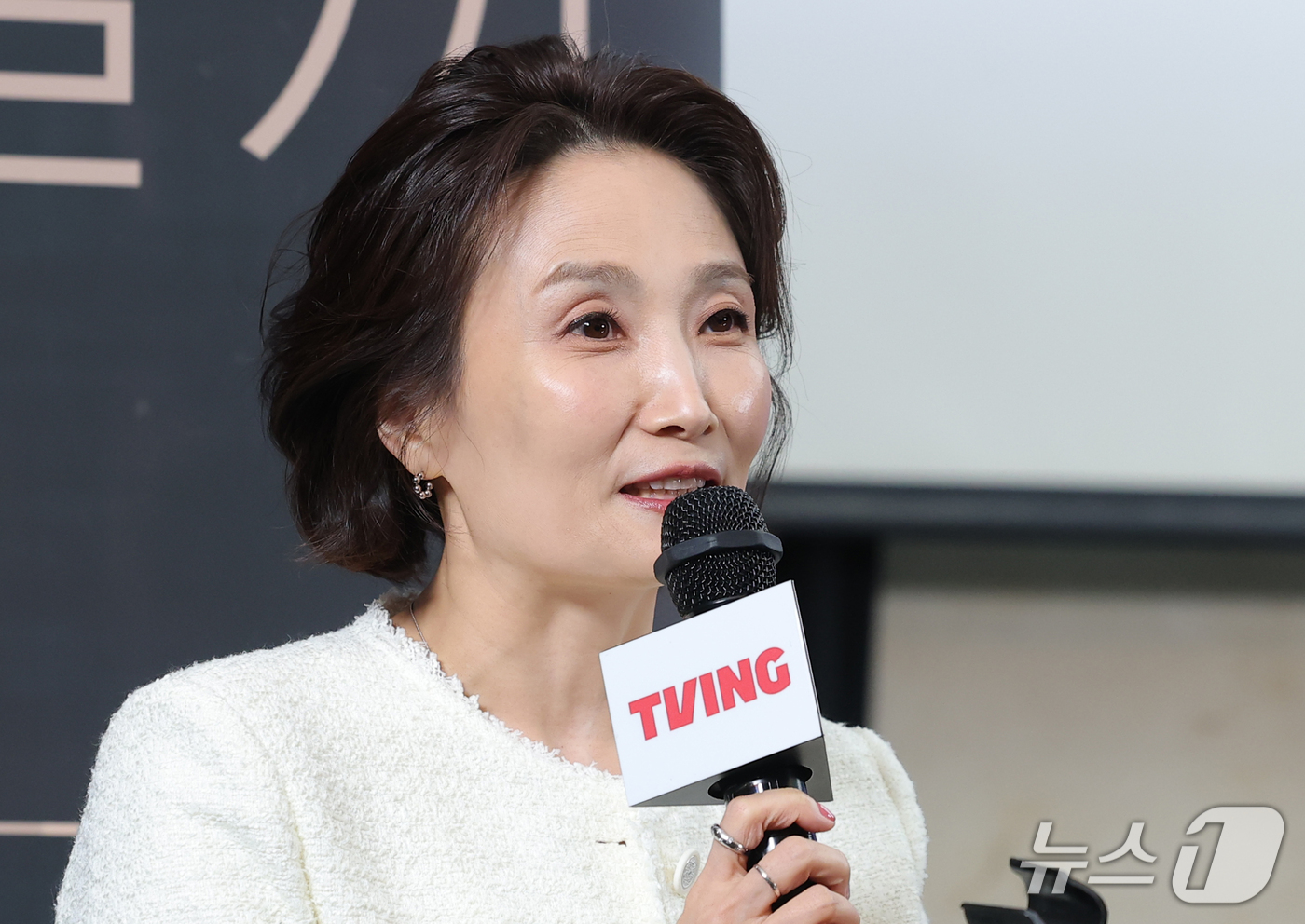 (서울=뉴스1) 권현진 기자 = 방송인 박경림이 14일 서울 마포구 스탠포드호텔에서 열린 티빙 오리지널 드라마 '내가 떨릴 수 있게' 제작발표회에 참석해 진행을 하고 있다.'내가 …