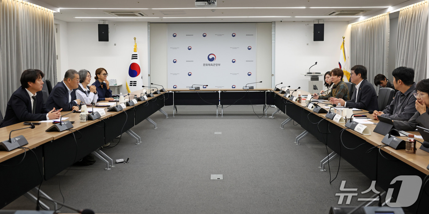 (서울=뉴스1) = 최휘영 문화체육관광부 장관이 14일 서울 종로구 국립현대미술관 서울관에서 열린 문화예술정책자문위원회 뮤지컬 분과 3차 회의를 주재하고 있다. (문화체육관광부 제 …