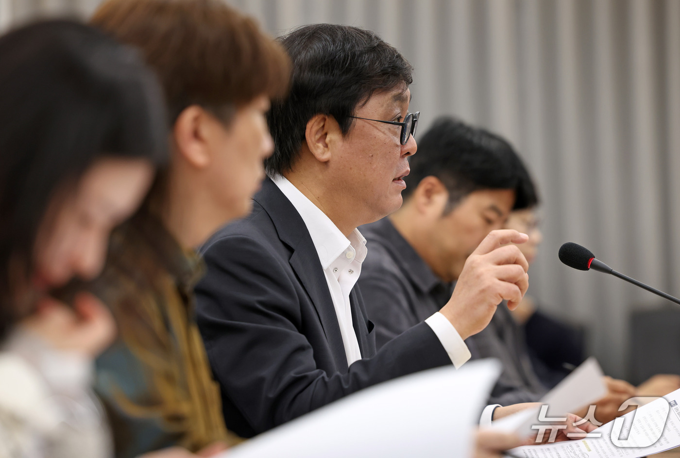 (서울=뉴스1) = 최휘영 문화체육관광부 장관이 14일 서울 종로구 국립현대미술관 서울관에서 열린 문화예술정책자문위원회 뮤지컬 분과 3차 회의를 주재하고 있다. (문화체육관광부 제 …