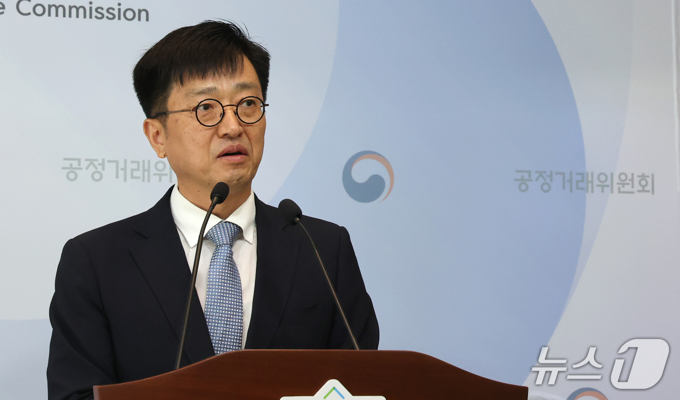 (세종=뉴스1) 김기남 기자 = 오행록 공정거래위원회 카르텔조사국장이 14일 세종시 정부세종청사에서 밀가루 부산물 가격담합 사건 심의 절차 개시 내용을 발표하고 있다. 2026.1 …