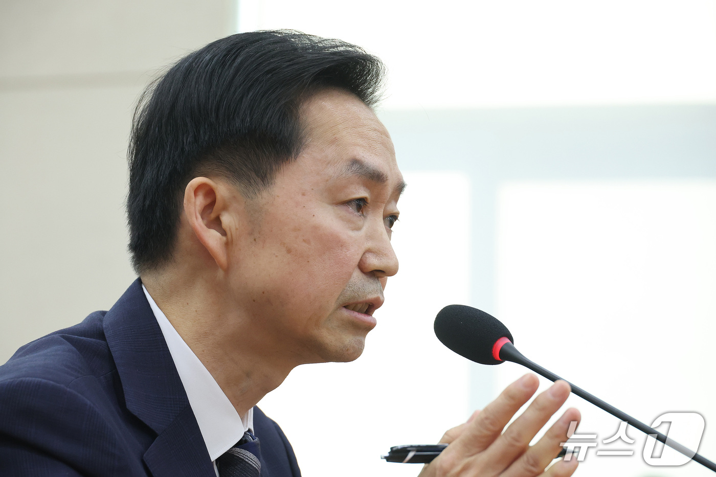 (서울=뉴스1) 신웅수 기자 = 김지용 중대범죄수사청장 후보자가 14일 서울 여의도 국회에서 열린 행정안전위원회 인사청문회에서 의원 질의에 답변하고 있다. 2026.10.14/뉴스 …