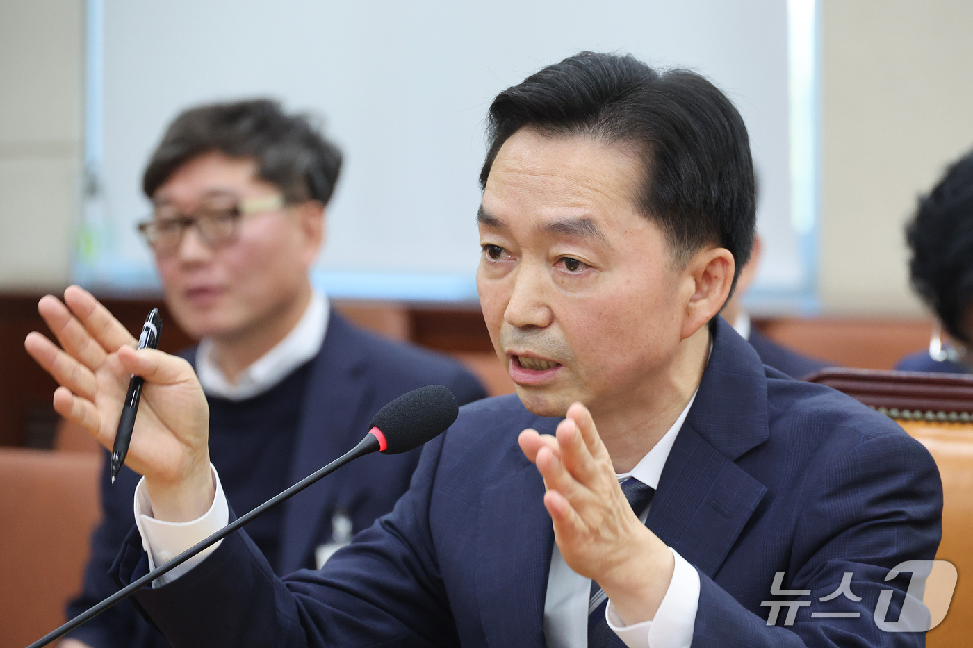 (서울=뉴스1) 신웅수 기자 = 김지용 중대범죄수사청장 후보자가 14일 서울 여의도 국회에서 열린 행정안전위원회 인사청문회에서 의원 질의에 답변하고 있다. 2026.10.14/뉴스 …