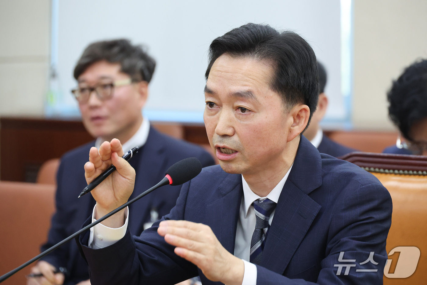 (서울=뉴스1) 신웅수 기자 = 김지용 중대범죄수사청장 후보자가 14일 서울 여의도 국회에서 열린 행정안전위원회 인사청문회에서 의원 질의에 답변하고 있다. 2026.10.14/뉴스 …