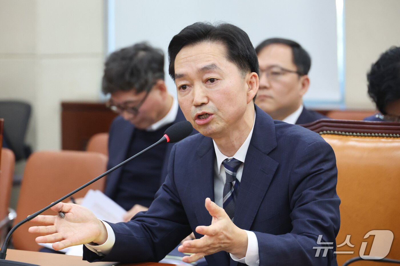 본문 이미지 - 김지용 중대범죄수사청장 후보자가 14일 서울 여의도 국회에서 열린 행정안전위원회 인사청문회에서 의원 질의에 답변하고 있다. 2026.10.14 ⓒ 뉴스1 신웅수 기자