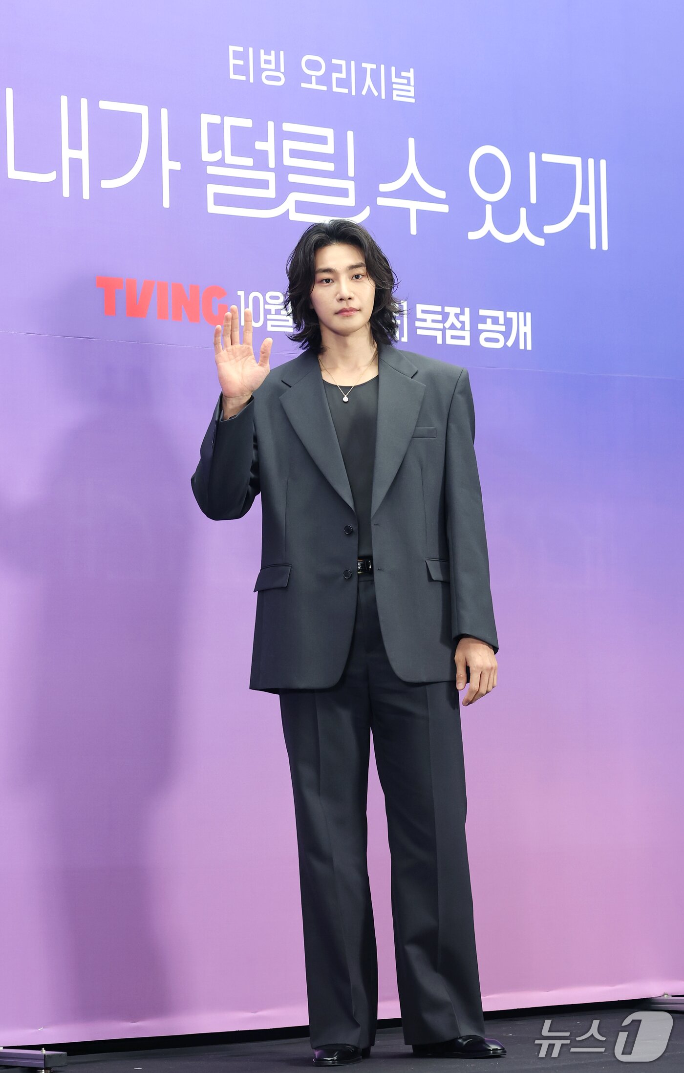 본문 이미지 - 배우 김재영이 14일 서울 마포구 스탠포드호텔에서 열린 티빙 오리지널 드라마 '내가 떨릴 수 있게' 제작발표회에 참석해 포즈를 취하고 있다. '내가 떨릴 수 있게'는 사랑 없이는 관계를 맺지 않는 여자(남지현 분)와 사랑 없이도 관계를 이어갈 수 있는 남자(김재영 분)가 대행사와 광고주 관계로 얽히며 벌어지는 이야기를 그렸다. 2026.10.14 ⓒ 뉴스1 권현진 기자
