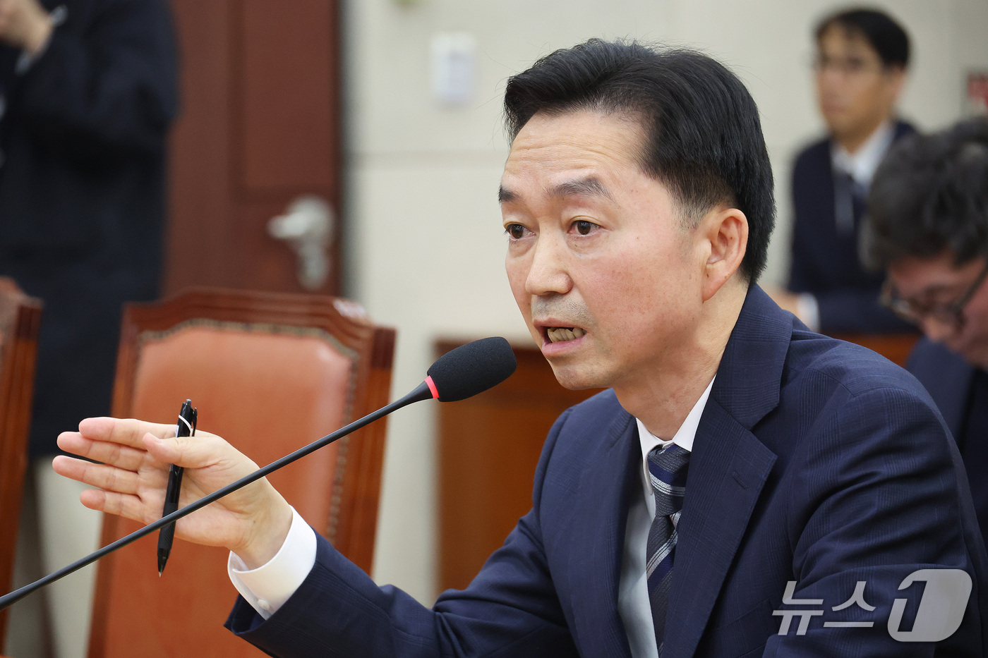 (서울=뉴스1) 신웅수 기자 = 김지용 중대범죄수사청장 후보자가 14일 서울 여의도 국회에서 열린 행정안전위원회 인사청문회에서 의원 질의에 답변하고 있다. 2026.10.14/뉴스 …