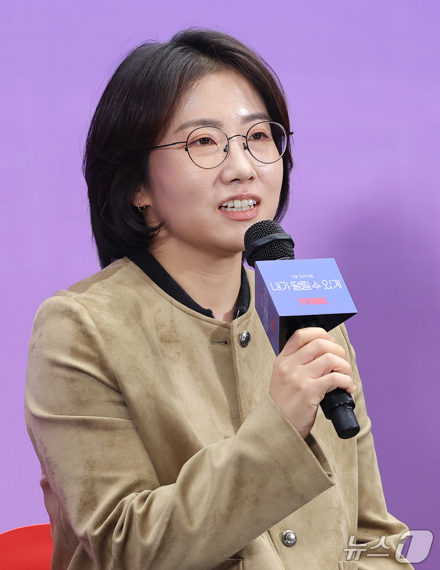 (서울=뉴스1) 권현진 기자 = 김예지 감독이 14일 서울 마포구 스탠포드호텔에서 열린 티빙 오리지널 드라마 '내가 떨릴 수 있게' 제작발표회에 참석해 인사말을 하고 있다.'내가 …