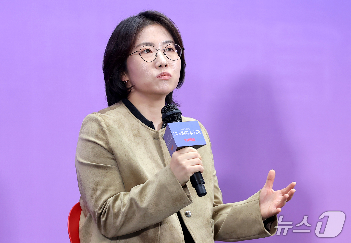(서울=뉴스1) 권현진 기자 = 김예지 감독이 14일 서울 마포구 스탠포드호텔에서 열린 티빙 오리지널 드라마 '내가 떨릴 수 있게' 제작발표회에 참석해 취재진 질문에 답하고 있다. …