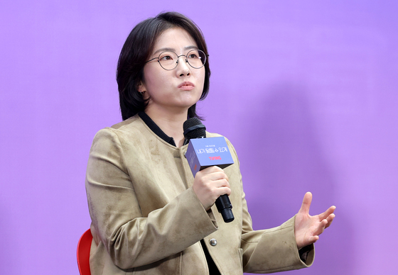 취재진 질문에 답하는 김예지 감독