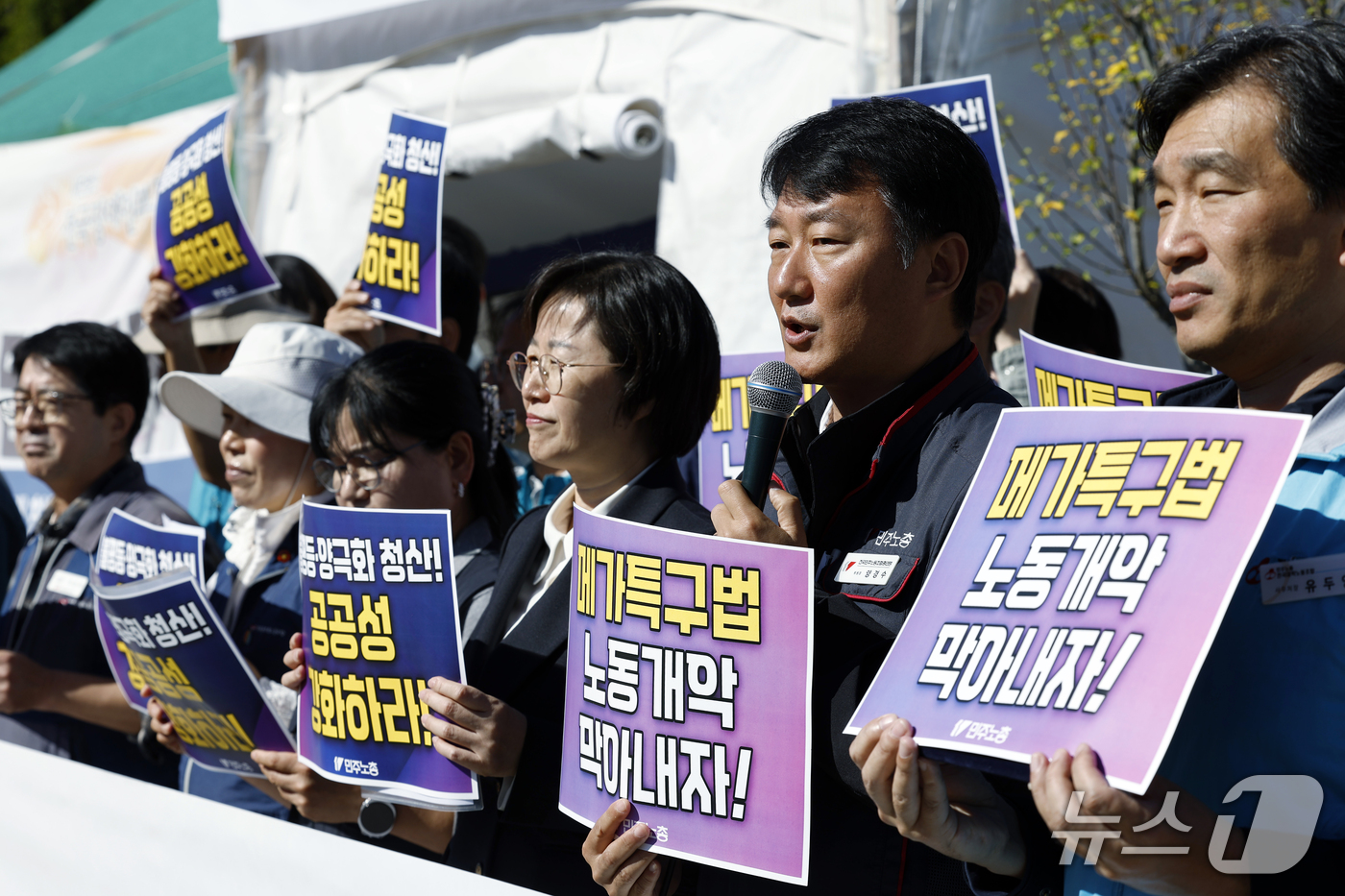 (서울=뉴스1) 박정호 기자 = 양경수 전국민주노동조합총연맹(이하 민주노총) 위원장이 14일 오전 서울 여의도 국회의사당 앞에서 열린 노동권 후퇴 없는 메가프로젝트·메가특구특별법 …
