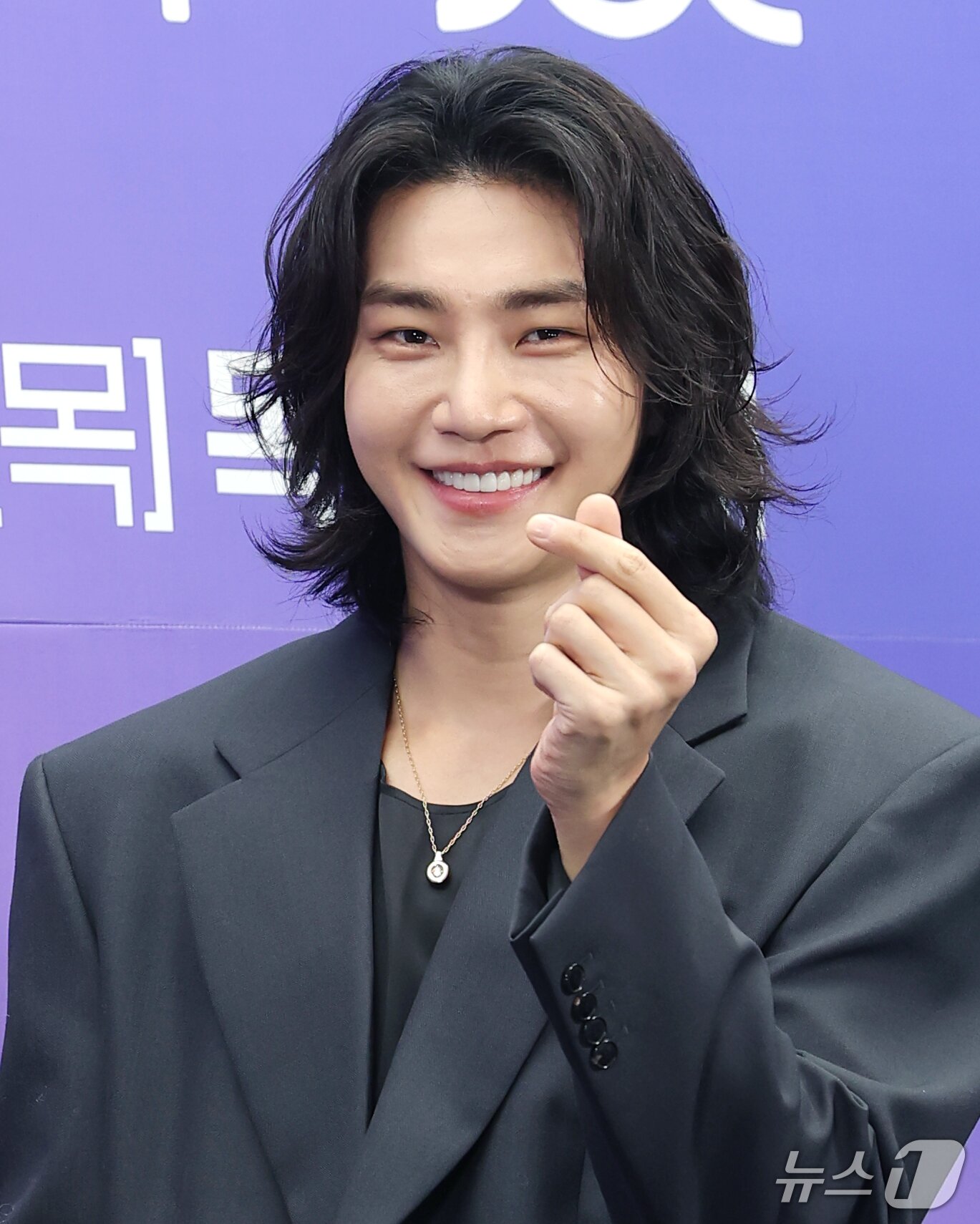 본문 이미지 - 배우 김재영이 14일 서울 마포구 스탠포드호텔에서 열린 티빙 오리지널 드라마 '내가 떨릴 수 있게' 제작발표회에 참석해 포즈를 취하고 있다. '내가 떨릴 수 있게'는 사랑 없이는 관계를 맺지 않는 여자(남지현 분)와 사랑 없이도 관계를 이어갈 수 있는 남자(김재영 분)가 대행사와 광고주 관계로 얽히며 벌어지는 이야기를 그렸다. 2026.10.14 ⓒ 뉴스1 권현진 기자
