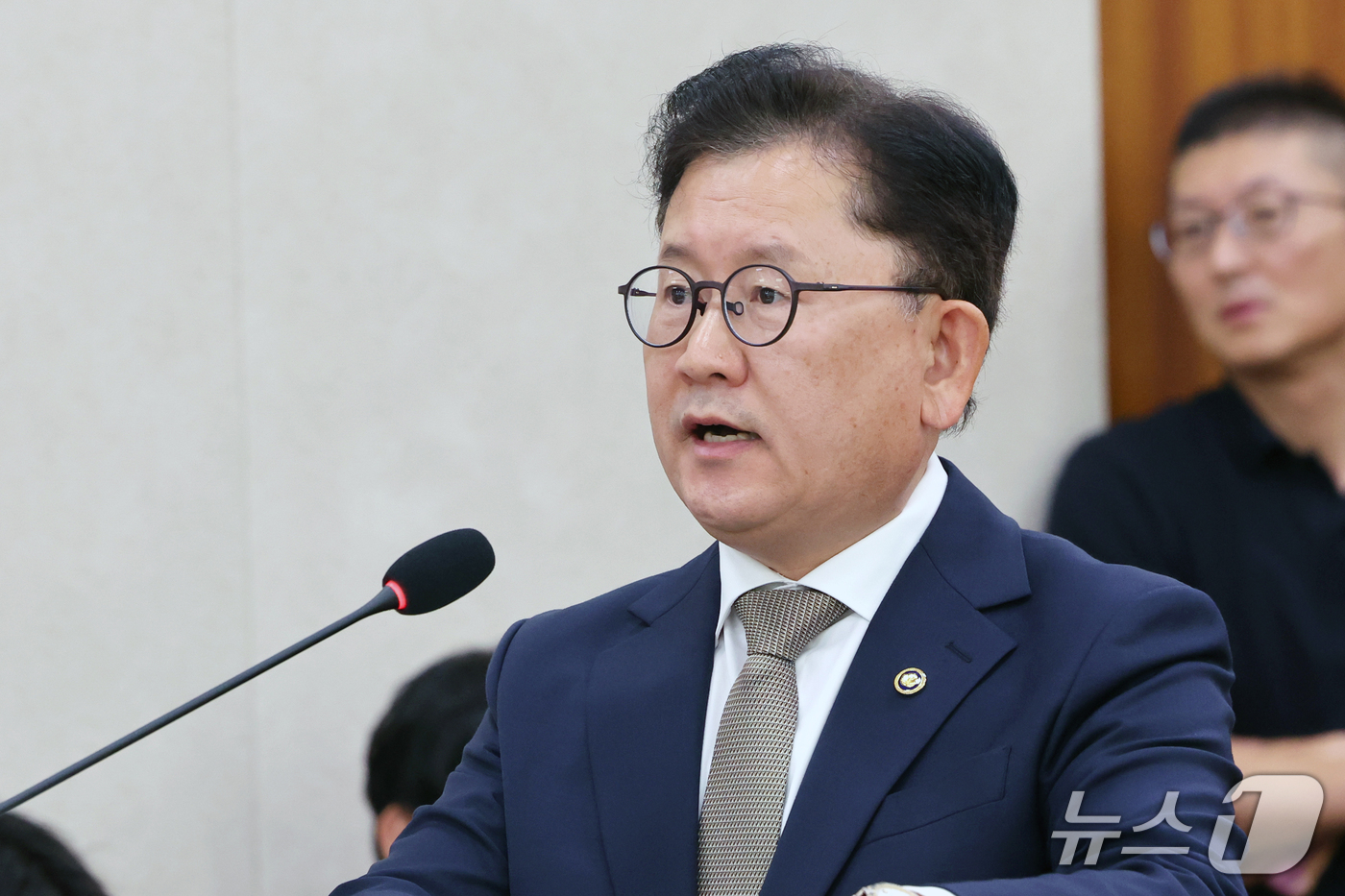 (서울=뉴스1) 황기선 기자 = 이승돈 농촌진흥청장이 14일 서울 여의도 국회 농림축산식품해양수산위원회에서 열린 농촌진흥청 등에 대한 국정감사에서 업무보고를 하고 있다.  2026 …