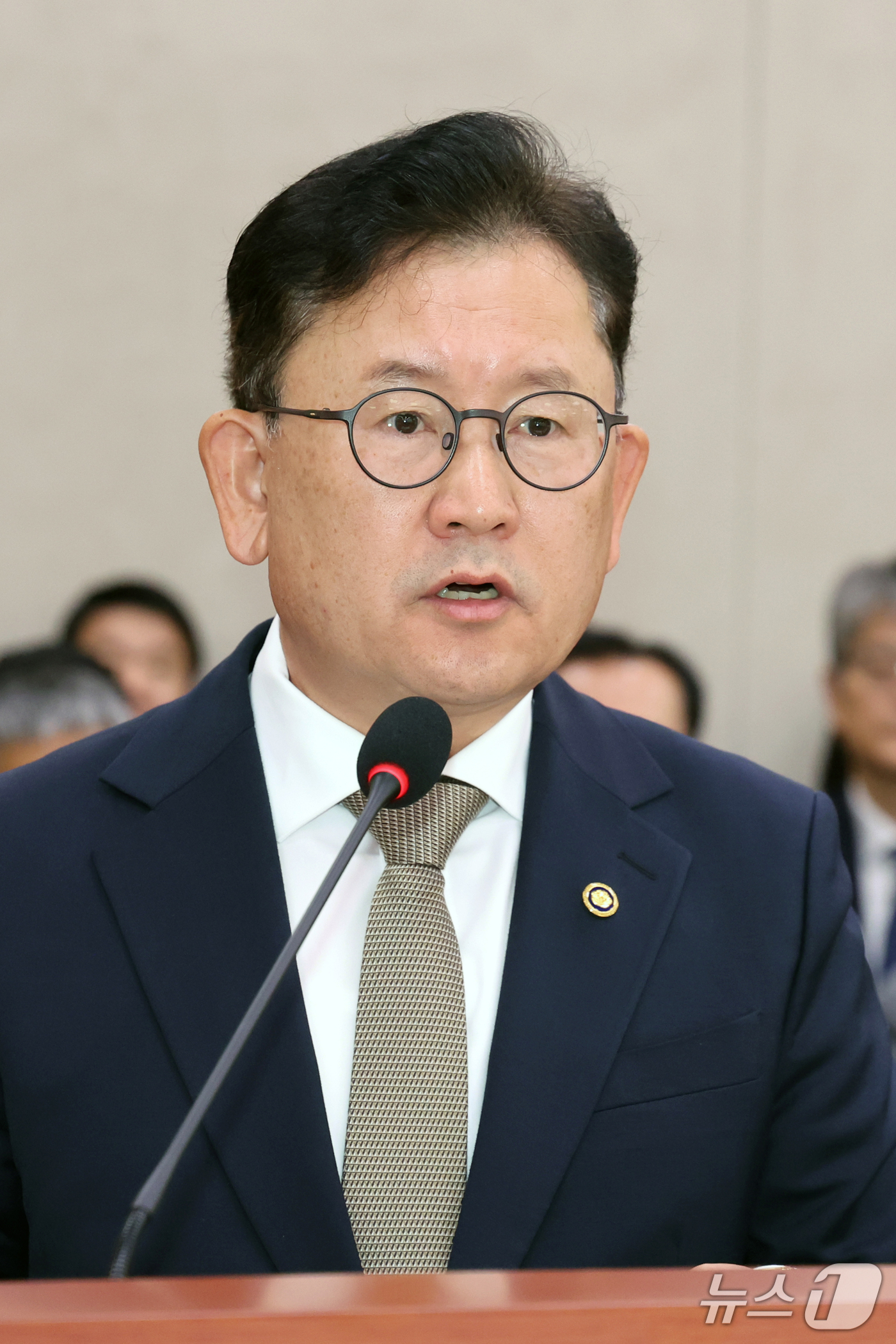 (서울=뉴스1) 황기선 기자 = 이승돈 농촌진흥청장이 14일 서울 여의도 국회 농림축산식품해양수산위원회에서 열린 농촌진흥청 등에 대한 국정감사에서 업무보고를 하고 있다.  2026 …