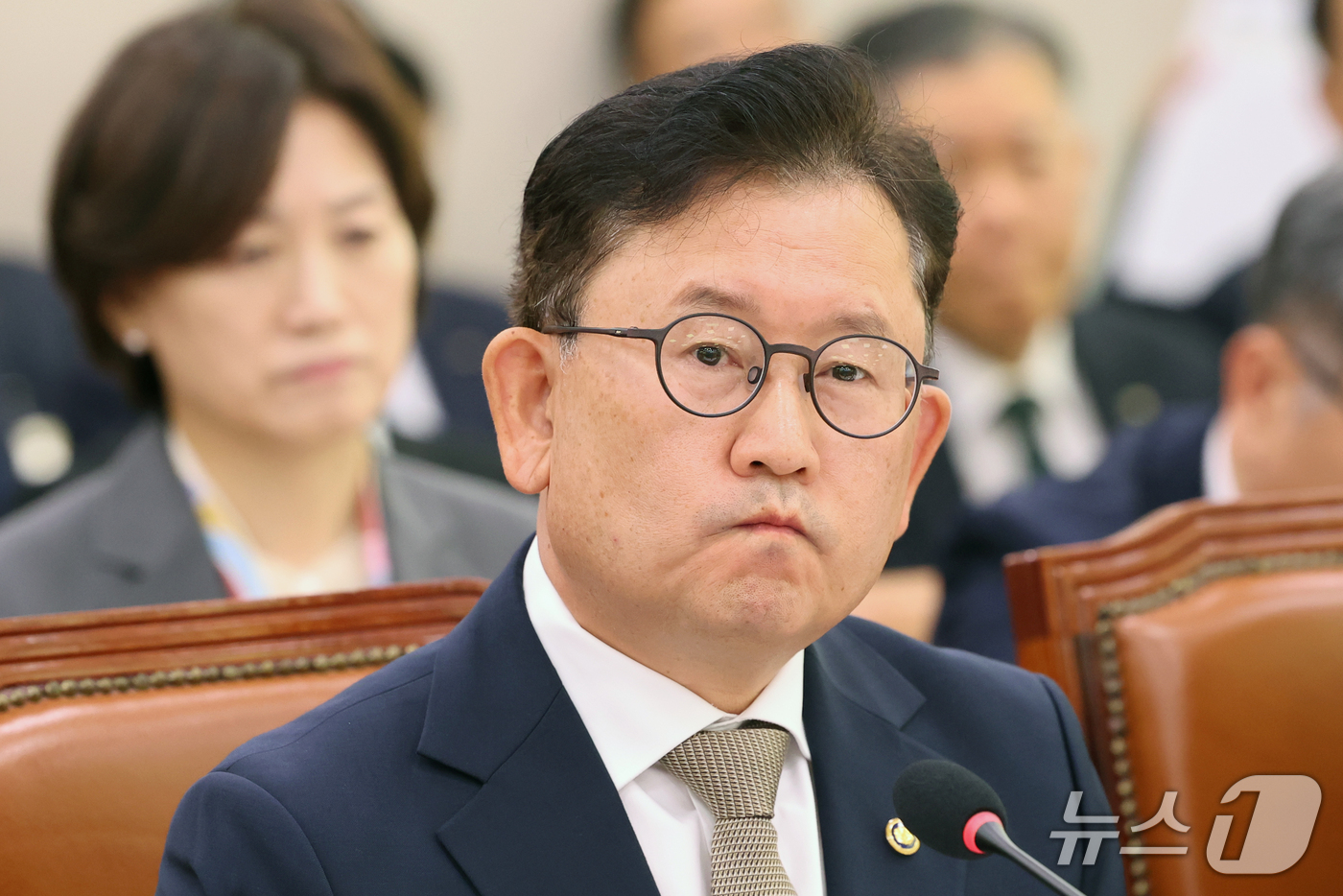 (서울=뉴스1) 황기선 기자 = 이승돈 농촌진흥청장이 14일 서울 여의도 국회 농림축산식품해양수산위원회에서 열린 농촌진흥청 등에 대한 국정감사에서 생각에 잠겨 있다.  2026.1 …