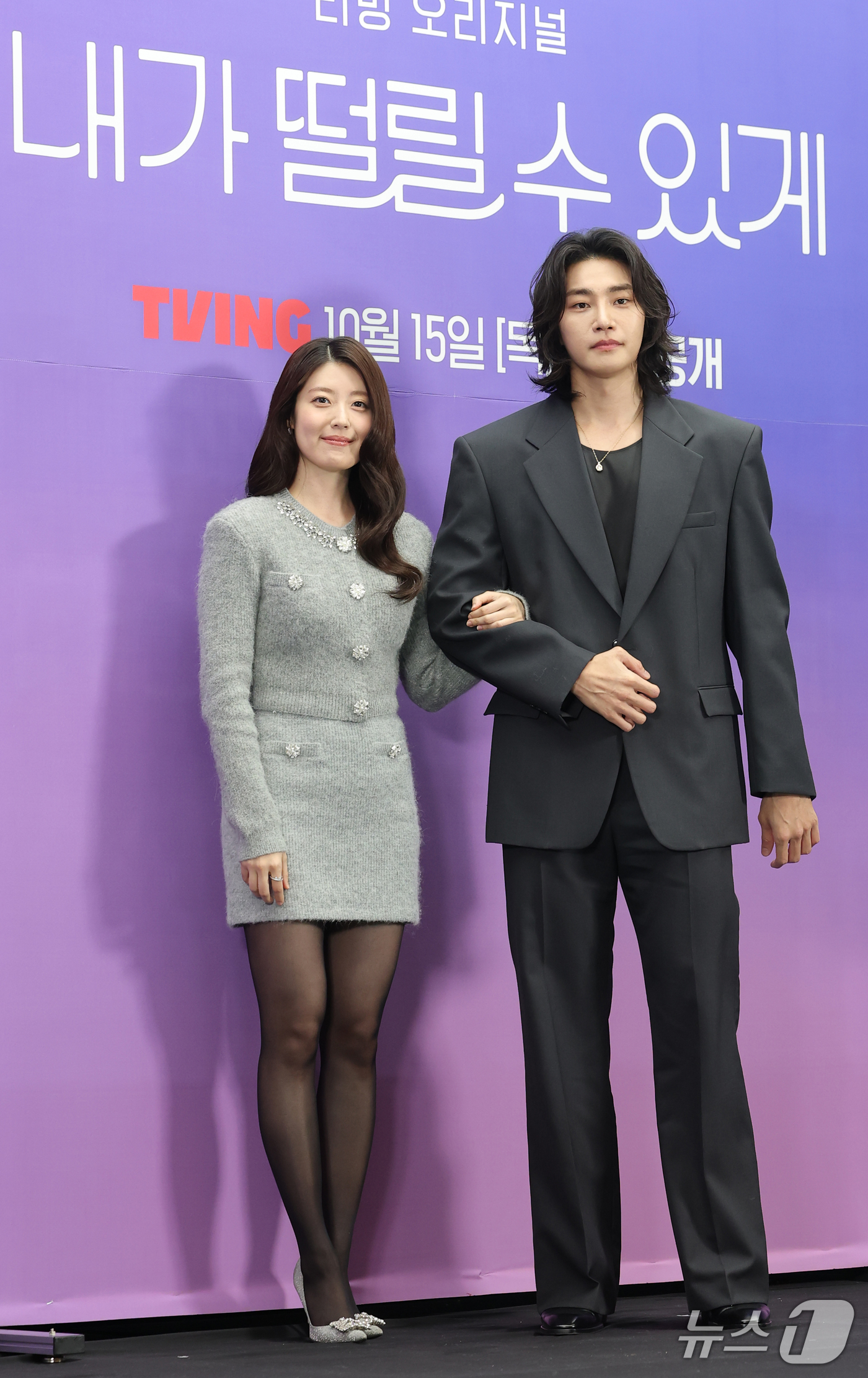 (서울=뉴스1) 권현진 기자 = 배우 남지현과 김재영(오른쪽)이 14일 서울 마포구 스탠포드호텔에서 열린 티빙 오리지널 드라마 '내가 떨릴 수 있게' 제작발표회에 참석해 포즈를 취 …