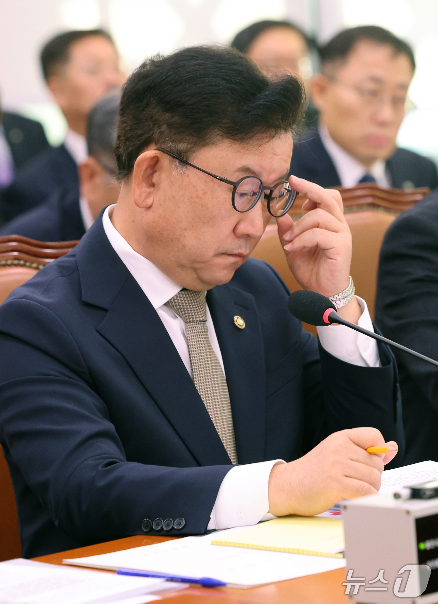 (서울=뉴스1) 황기선 기자 = 이승돈 농촌진흥청장이 14일 서울 여의도 국회 농림축산식품해양수산위원회에서 열린 농촌진흥청 등에 대한 국정감사에서 생각에 잠겨 있다. 2026.10 …