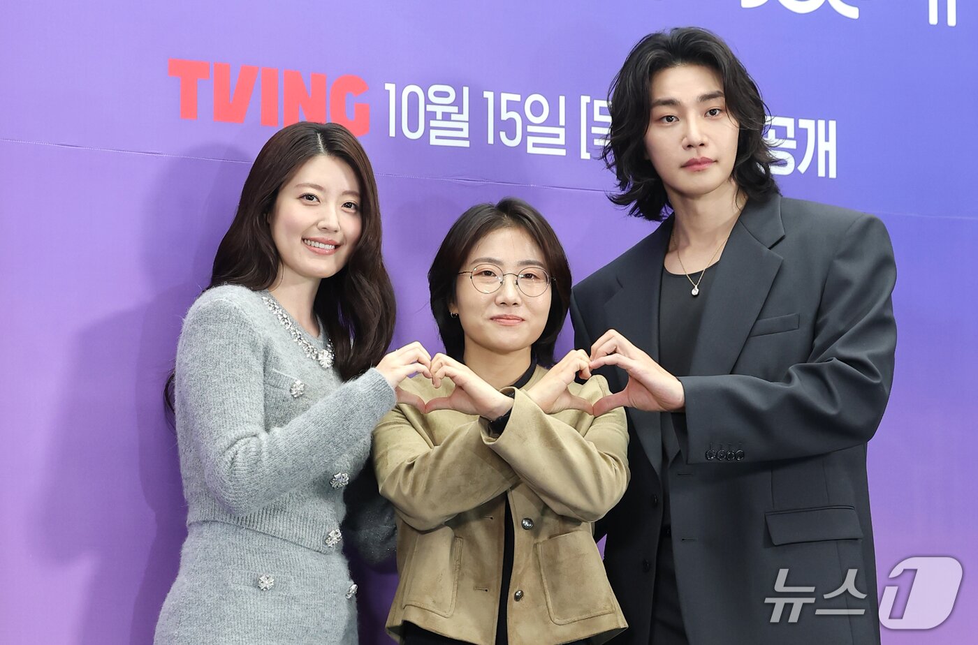 본문 이미지 - 배우 남지현(왼쪽부터)과 김예지 감독, 김재영이 14일 서울 마포구 스탠포드호텔에서 열린 티빙 오리지널 드라마 '내가 떨릴 수 있게' 제작발표회에 참석해 포즈를 취하고 있다. '내가 떨릴 수 있게'는 사랑 없이는 관계를 맺지 않는 여자(남지현 분)와 사랑 없이도 관계를 이어갈 수 있는 남자(김재영 분)가 대행사와 광고주 관계로 얽히며 벌어지는 이야기를 그렸다 2026.10.14 ⓒ 뉴스1 권현진 기자