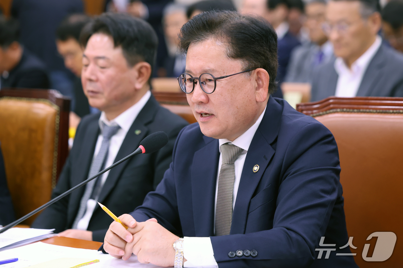 (서울=뉴스1) 황기선 기자 = 이승돈 농촌진흥청장이 14일 서울 여의도 국회 농림축산식품해양수산위원회에서 열린 농촌진흥청 등에 대한 국정감사에서 의원 질의에 답하고 있다.  20 …