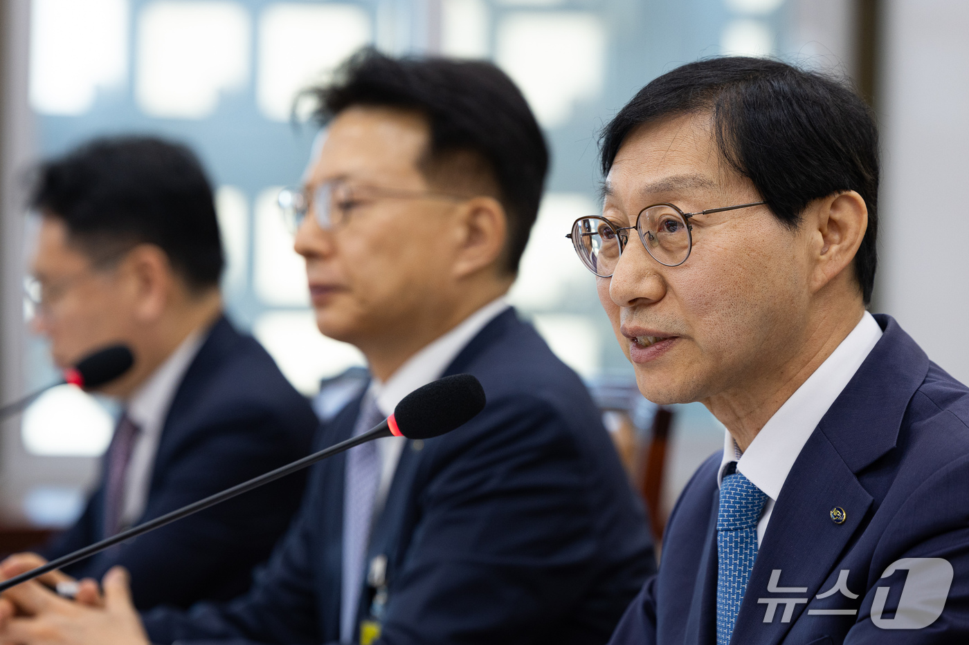 (서울=뉴스1) 유승관 기자 = 김성주 국민연금공단 이사장이 14일 서울 여의도 국회에서 열린 보건복지위원회의 국민연금공단에 대한 국정감사에 출석해 의원 질의에 답하고 있다. 20 …