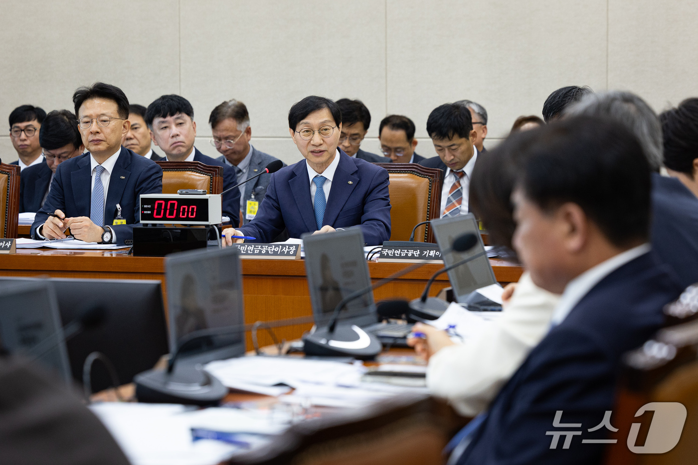 (서울=뉴스1) 유승관 기자 = 김성주 국민연금공단 이사장이 14일 서울 여의도 국회에서 열린 보건복지위원회의 국민연금공단에 대한 국정감사에 출석해 의원 질의에 답하고 있다. 20 …