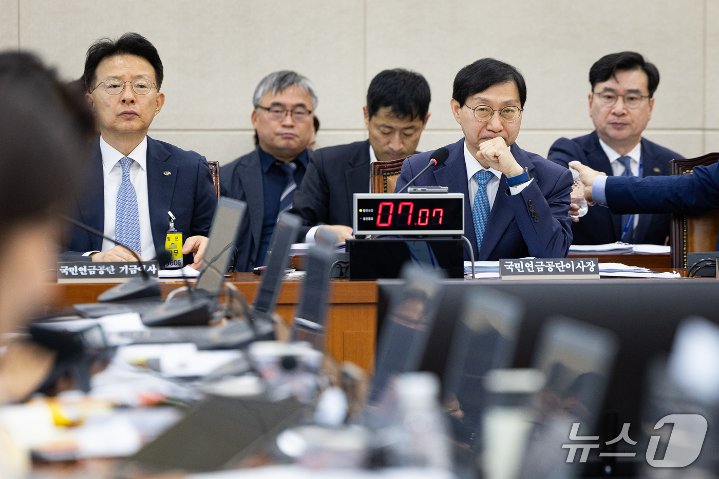 (서울=뉴스1) 유승관 기자 = 김성주 국민연금공단 이사장이 14일 서울 여의도 국회에서 열린 보건복지위원회의 국민연금공단에 대한 국정감사에 출석해 의원 질의를 듣고 있다. 202 …