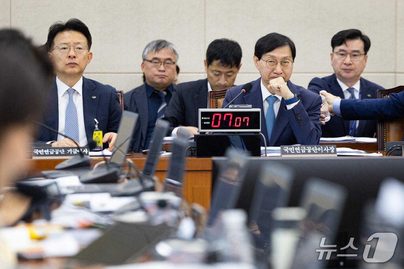 본문 이미지 - 김성주 국민연금공단 이사장이 14일 서울 여의도 국회에서 열린 보건복지위원회의 국민연금공단에 대한 국정감사에 출석해 의원 질의를 듣고 있다. 2026.10.14 ⓒ 뉴스1 유승관 기자