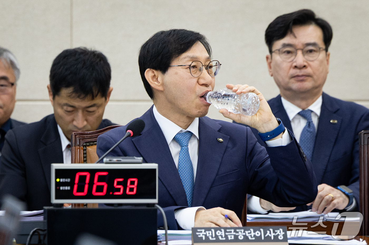 (서울=뉴스1) 유승관 기자 = 김성주 국민연금공단 이사장이 14일 서울 여의도 국회에서 열린 보건복지위원회의 국민연금공단에 대한 국정감사에 출석해 물을 마시고 있다. 2026.1 …