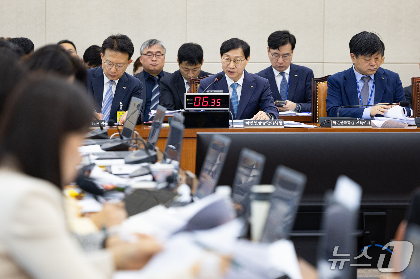 (서울=뉴스1) 유승관 기자 = 김성주 국민연금공단 이사장이 14일 서울 여의도 국회에서 열린 보건복지위원회의 국민연금공단에 대한 국정감사에 출석해 의원 질의에 답하고 있다. 20 …