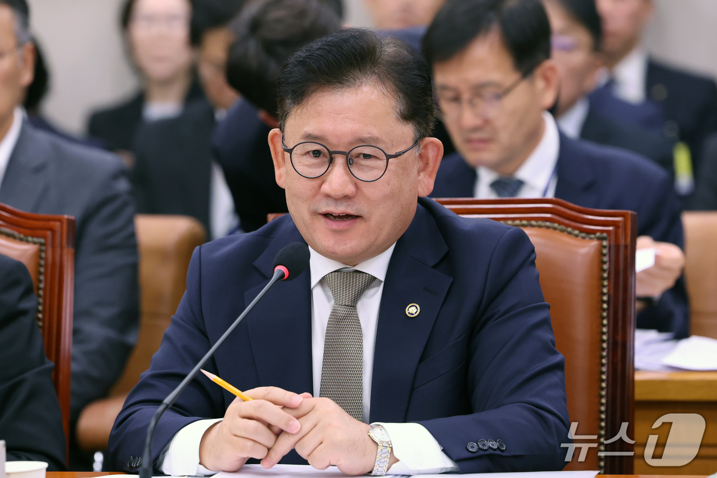 (서울=뉴스1) 황기선 기자 = 이승돈 농촌진흥청장이 14일 서울 여의도 국회 농림축산식품해양수산위원회에서 열린 농촌진흥청 등에 대한 국정감사에서 의원 질의에 답하고 있다.  20 …