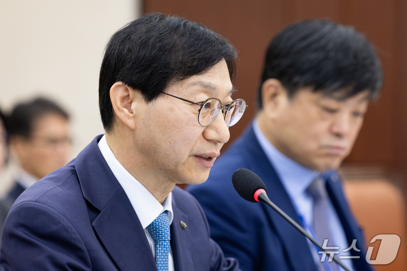 (서울=뉴스1) 유승관 기자 = 김성주 국민연금공단 이사장이 14일 서울 여의도 국회에서 열린 보건복지위원회의 국민연금공단에 대한 국정감사에 출석해 의원 질의에 답하고 있다. 20 …