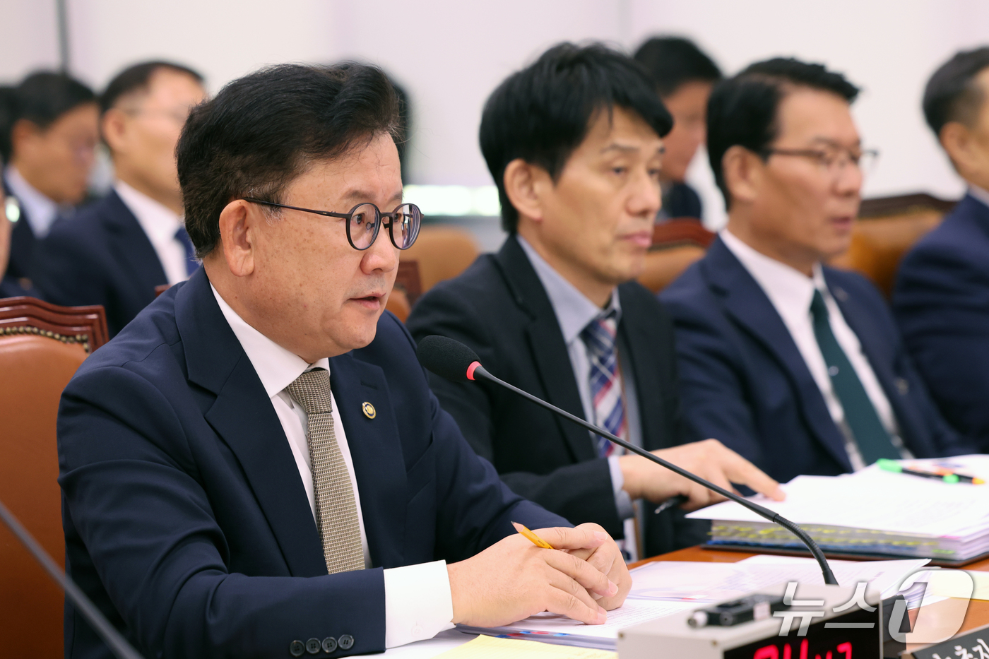 (서울=뉴스1) 황기선 기자 = 이승돈 농촌진흥청장이 14일 서울 여의도 국회 농림축산식품해양수산위원회에서 열린 농촌진흥청 등에 대한 국정감사에서 의원 질의에 답하고 있다.  20 …