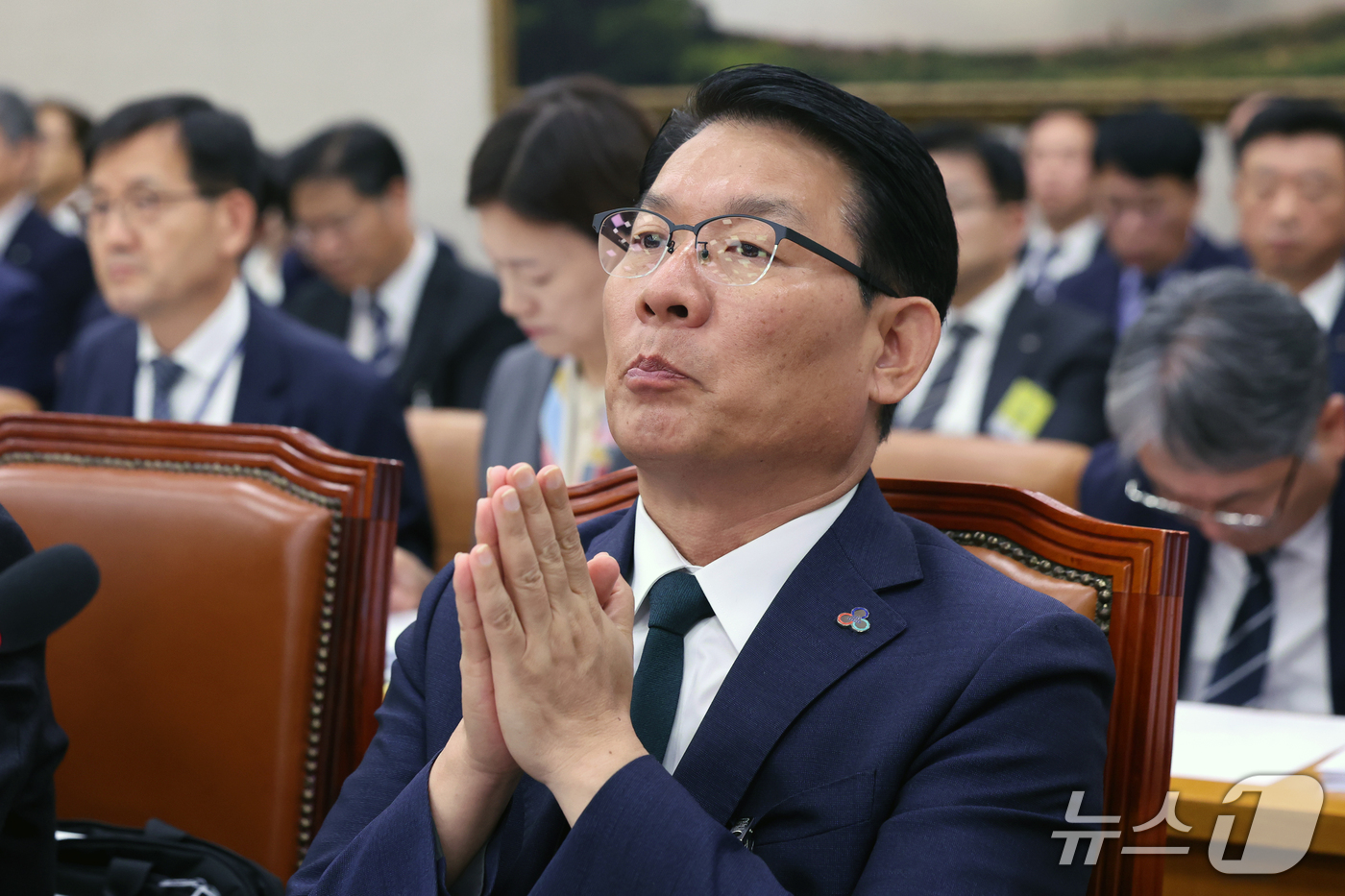 (서울=뉴스1) 황기선 기자 = 김인중 한국농어촌공사 사장이 14일 서울 여의도 국회 농림축산식품해양수산위원회에서 열린 농촌진흥청 등에 대한 국정감사에서 생각에 잠겨 있다.  20 …