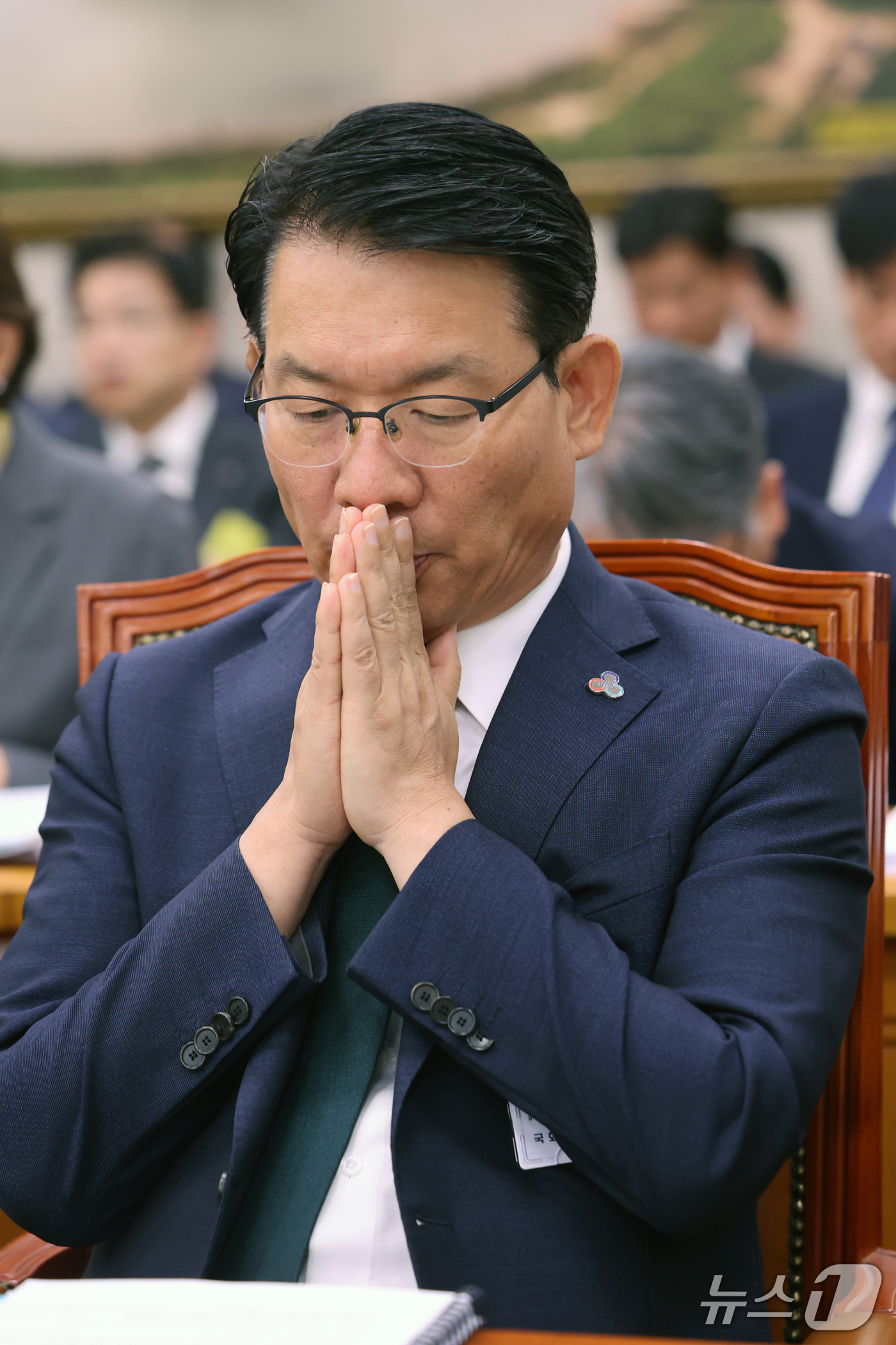 (서울=뉴스1) 황기선 기자 = 김인중 한국농어촌공사 사장이 14일 서울 여의도 국회 농림축산식품해양수산위원회에서 열린 농촌진흥청 등에 대한 국정감사에서 생각에 잠겨 있다.  20 …
