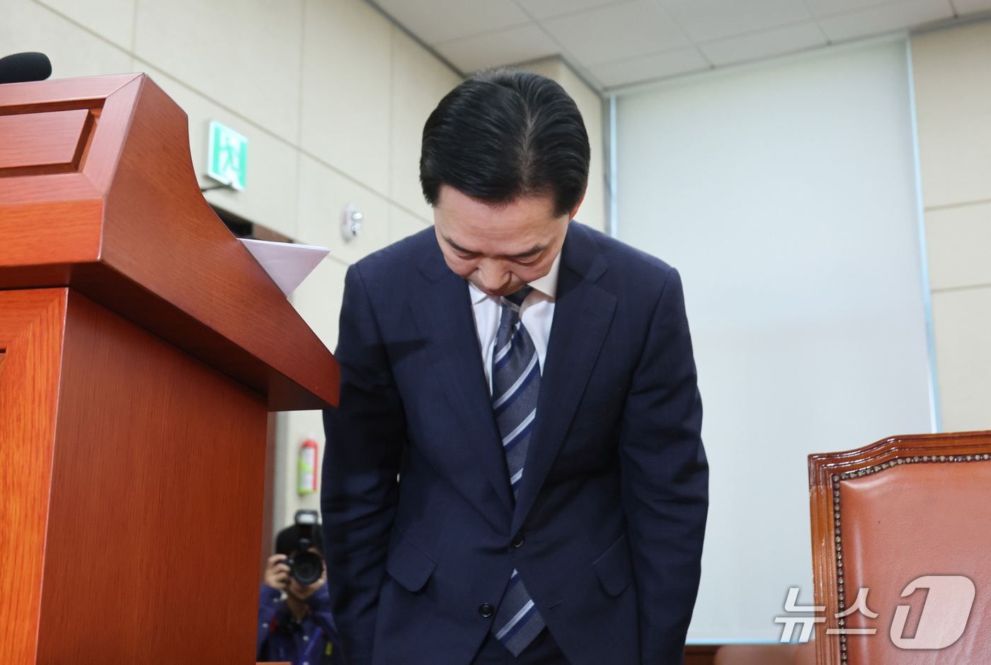 (서울=뉴스1) 신웅수 기자 = 김지용 중대범죄수사청장 후보자가 14일 서울 여의도 국회에서 열린 행정안전위원회 인사청문회에서 인사하고 있다. 2026.10.14/뉴스1