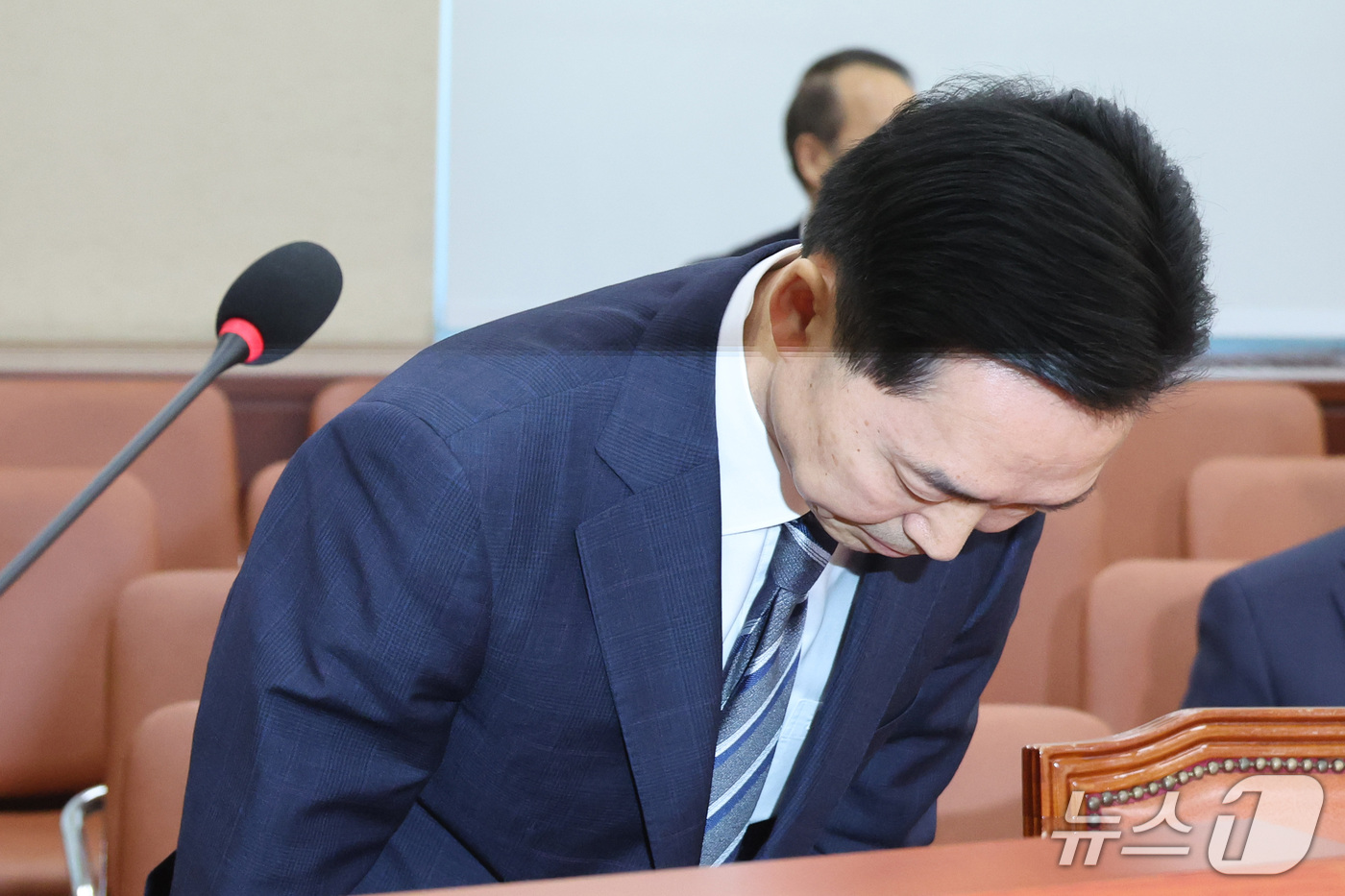 (서울=뉴스1) 신웅수 기자 = 김지용 중대범죄수사청장 후보자가 14일 서울 여의도 국회에서 열린 행정안전위원회 인사청문회에서 인사하고 있다. 2026.10.14/뉴스1