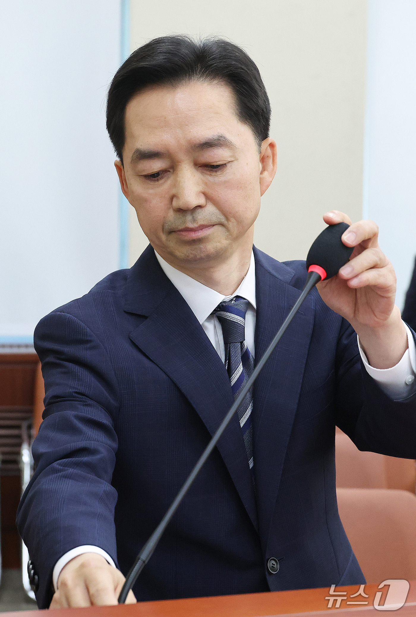 (서울=뉴스1) 신웅수 기자 = 김지용 중대범죄수사청장 후보자가 14일 서울 여의도 국회에서 열린 행정안전위원회 인사청문회에서 마이크 위치를 조정하고 있다. 2026.10.14/뉴 …