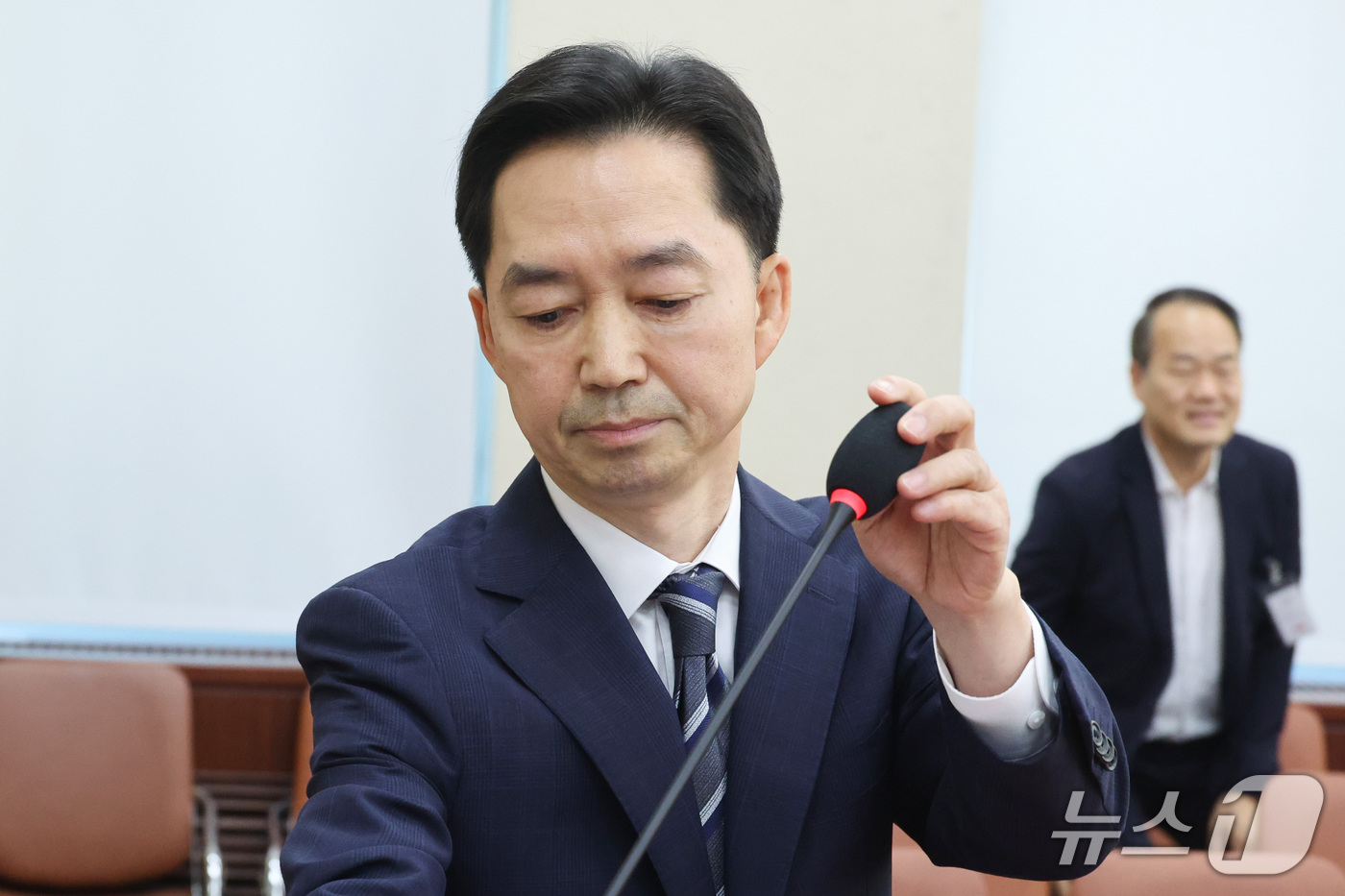 (서울=뉴스1) 신웅수 기자 = 김지용 중대범죄수사청장 후보자가 14일 서울 여의도 국회에서 열린 행정안전위원회 인사청문회에서 마이크 위치를 조정하고 있다. 2026.10.14/뉴 …