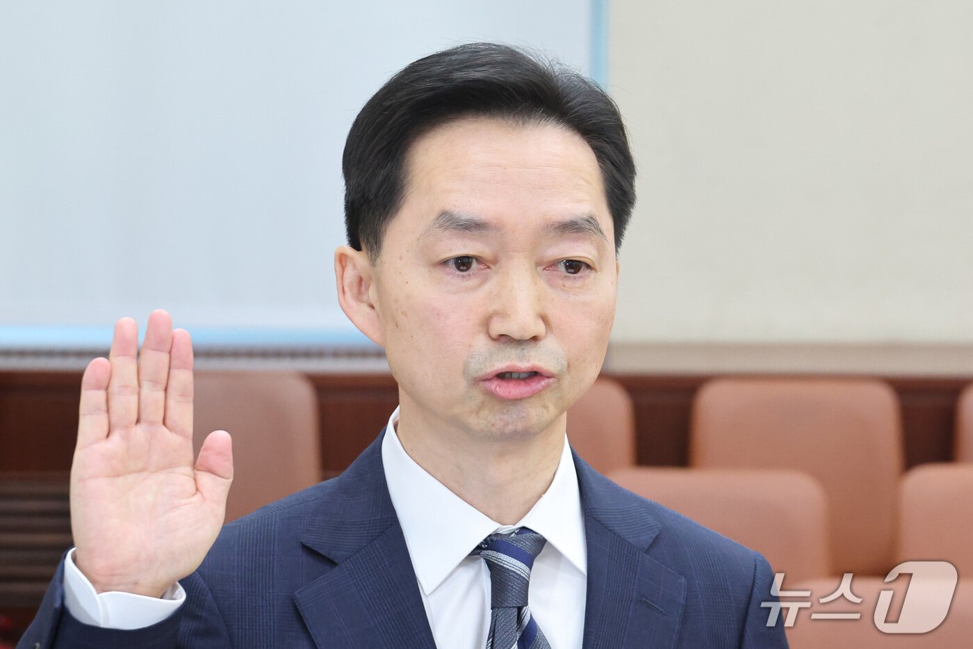 본문 이미지 - 김지용 중대범죄수사청장 후보자가 14일 서울 여의도 국회에서 열린 행정안전위원회 인사청문회에서 증인 선서를 하고 있다. 2026.10.14 ⓒ 뉴스1 신웅수 기자