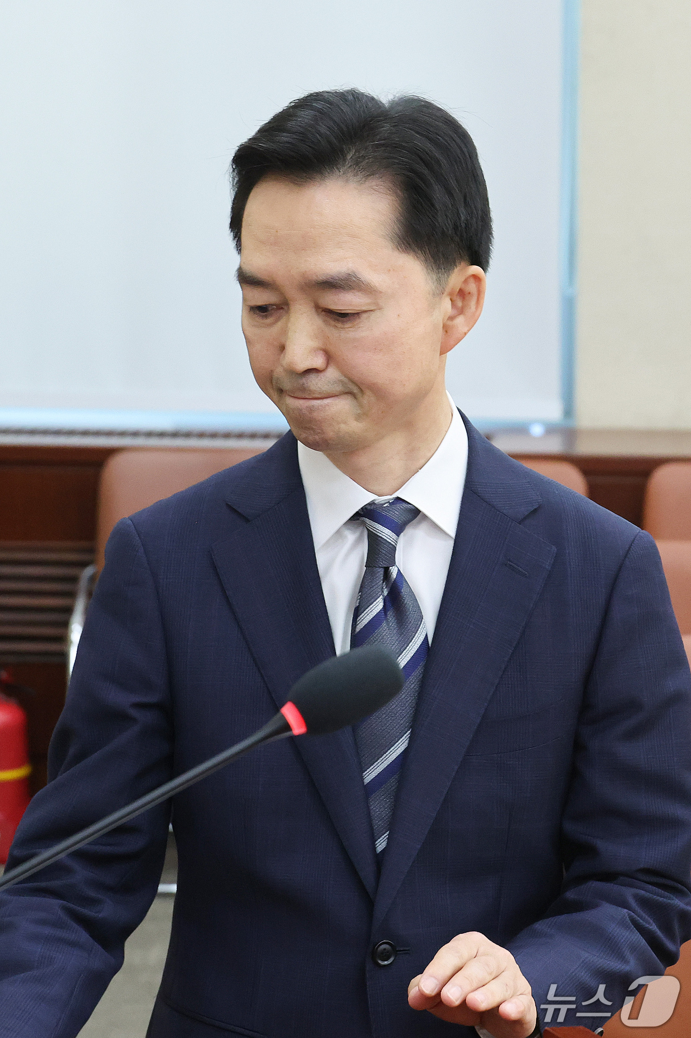 (서울=뉴스1) 신웅수 기자 = 김지용 중대범죄수사청장 후보자가 14일 서울 여의도 국회에서 열린 행정안전위원회 인사청문회에서 발언대로 향하고 있다. 2026.10.14/뉴스1