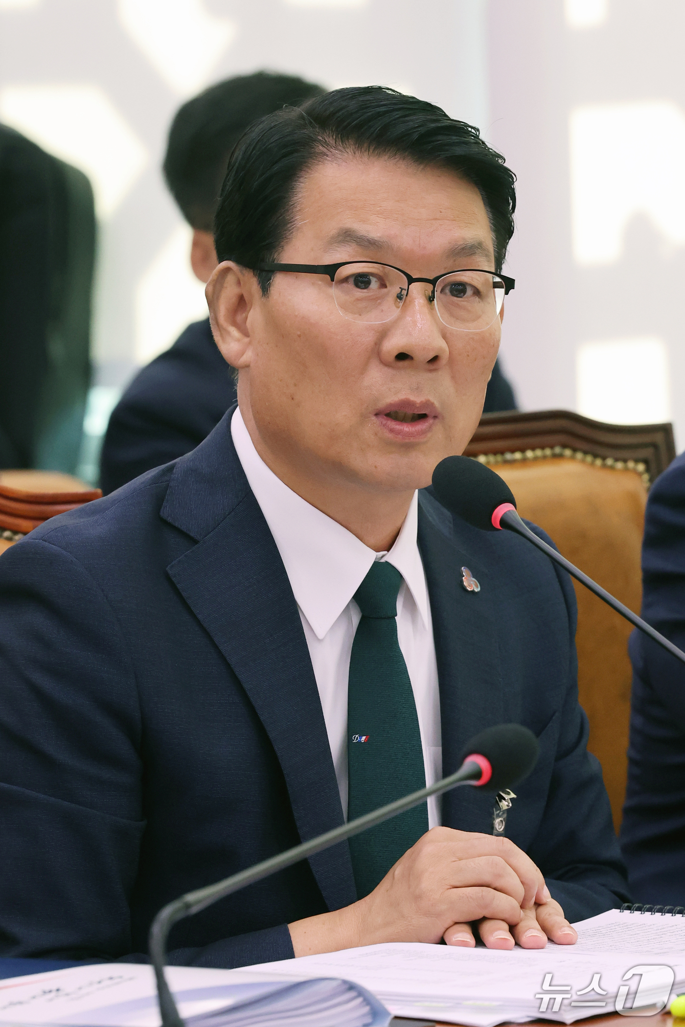 (서울=뉴스1) 황기선 기자 = 김인중 한국농어촌공사 사장이 14일 서울 여의도 국회 농림축산식품해양수산위원회에서 열린 농촌진흥청 등에 대한 국정감사에서 의원 질의에 답하고 있다. …