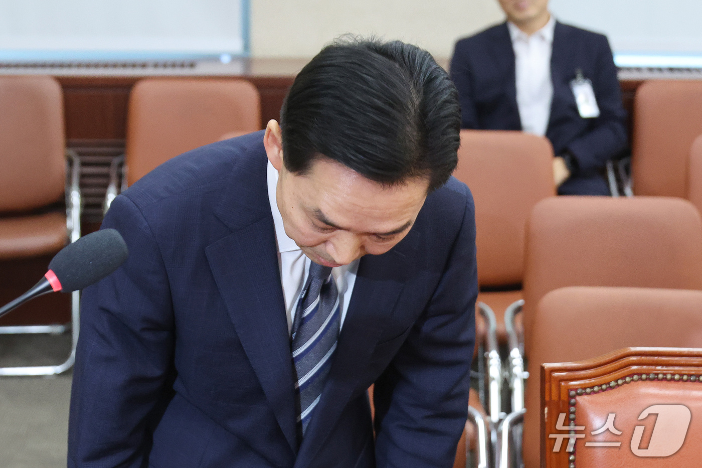 (서울=뉴스1) 신웅수 기자 = 김지용 중대범죄수사청장 후보자가 14일 서울 여의도 국회에서 열린 행정안전위원회 인사청문회에서 인사하고 있다. 2026.10.14/뉴스1