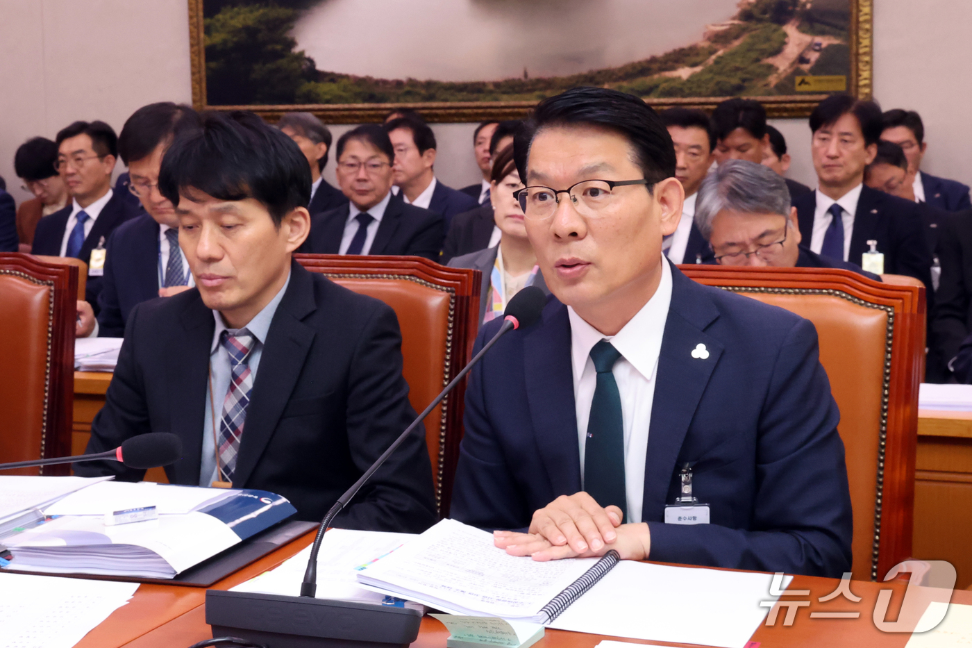 (서울=뉴스1) 황기선 기자 = 김인중 한국농어촌공사 사장이 14일 서울 여의도 국회 농림축산식품해양수산위원회에서 열린 농촌진흥청 등에 대한 국정감사에서 의원 질의에 답하고 있다. …