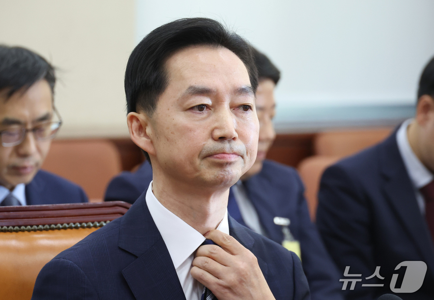 (서울=뉴스1) 신웅수 기자 = 김지용 중대범죄수사청장 후보자가 14일 서울 여의도 국회에서 열린 행정안전위원회 인사청문회에서 넥타이를 고쳐매고 있다. 2026.10.14/뉴스1
