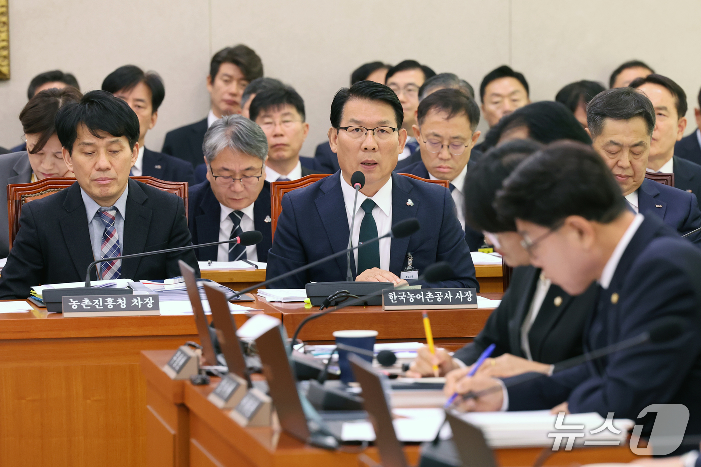 (서울=뉴스1) 황기선 기자 = 김인중 한국농어촌공사 사장이 14일 서울 여의도 국회 농림축산식품해양수산위원회에서 열린 농촌진흥청 등에 대한 국정감사에서 의원 질의에 답하고 있다. …