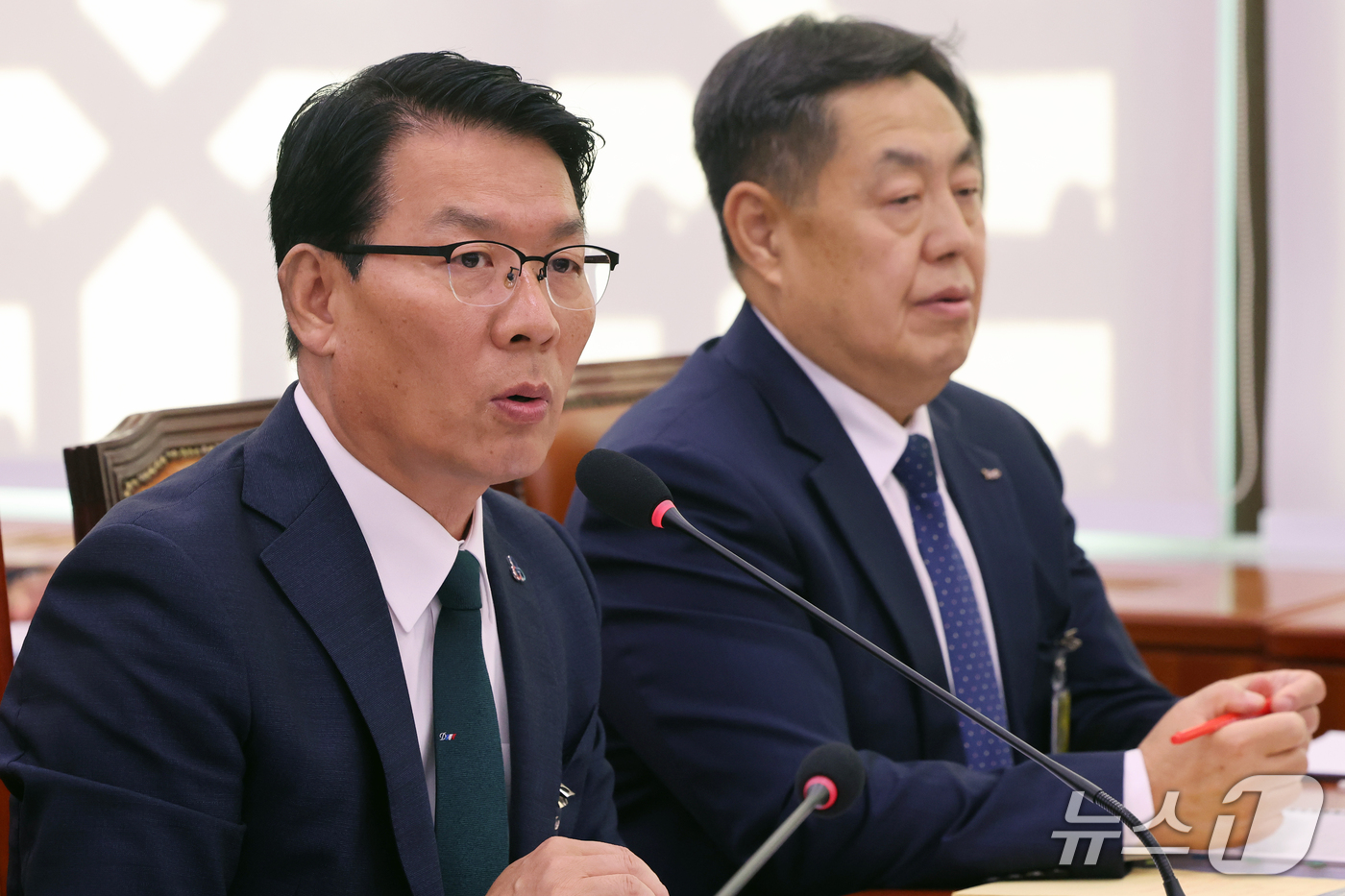 (서울=뉴스1) 황기선 기자 = 김인중 한국농어촌공사 사장이 14일 서울 여의도 국회 농림축산식품해양수산위원회에서 열린 농촌진흥청 등에 대한 국정감사에서 의원 질의에 답하고 있다. …