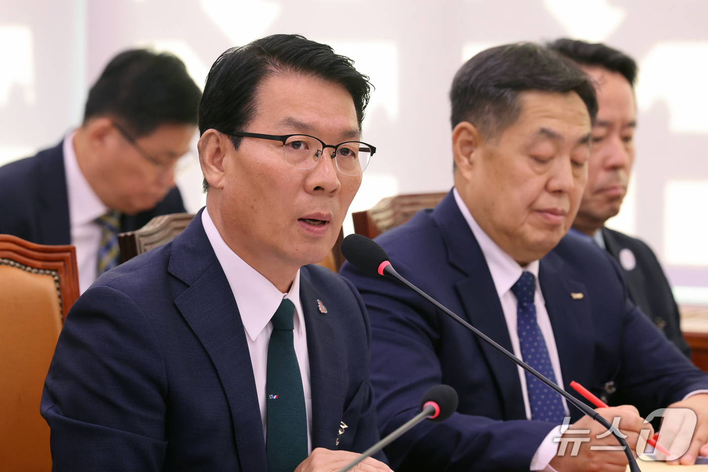 (서울=뉴스1) 황기선 기자 = 김인중 한국농어촌공사 사장이 14일 서울 여의도 국회 농림축산식품해양수산위원회에서 열린 농촌진흥청 등에 대한 국정감사에서 의원 질의에 답하고 있다. …