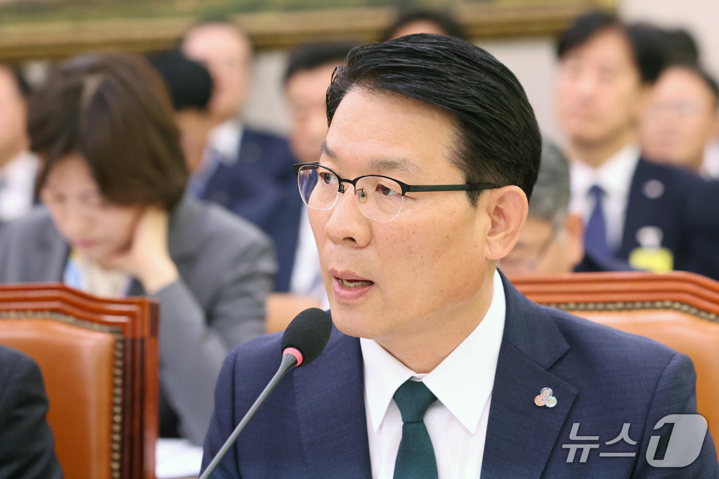 (서울=뉴스1) 황기선 기자 = 김인중 한국농어촌공사 사장이 14일 서울 여의도 국회 농림축산식품해양수산위원회에서 열린 농촌진흥청 등에 대한 국정감사에서 의원 질의에 답하고 있다. …