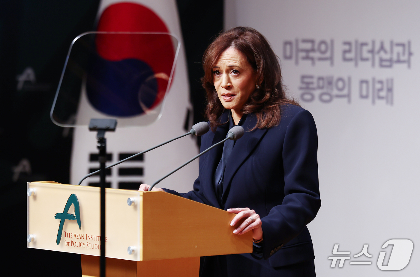 (서울=뉴스1) 김민지 기자 = 카멀라 해리스 전 미국 부통령이 14일 서울 종로구 아산정책연구원에서 미국의 리더십과 동맹의 미래를 주제로 특별 강연을 하고 있다. 2026.10. …