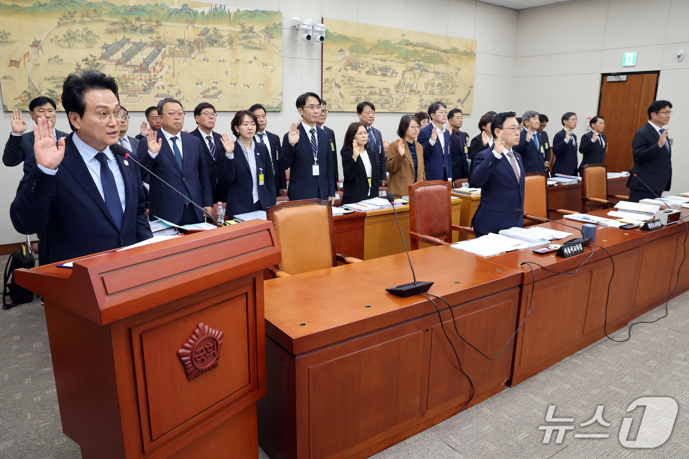 (서울=뉴스1) 황기선 기자 = 안민석 경기도 교육감(앞줄 왼쪽부터)과 정근식 서울시 교육감, 도성훈 인천시 교육감이 14일 서울 여의도 교육위원회에서 열린 서울교육청 등에 대한 …